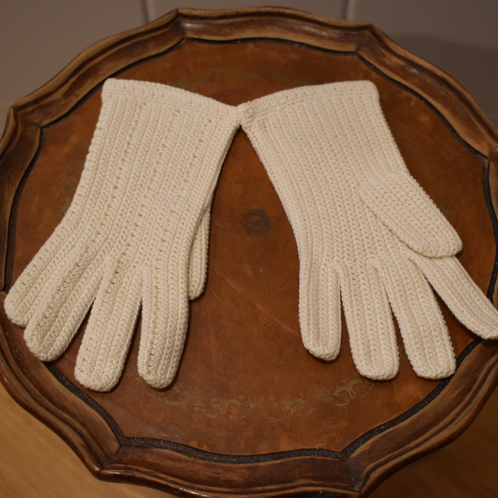 Vintage women's woven gloves
